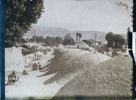 Image représentant Les toits des rues couvertes du bazar. On aperçoit les deux tours de Shams-ol Emareh qui marque l'entrée de l'Arg (la citadelle royale)