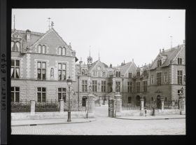 Image représentant La cour et la façade de l'hôtel de ville, ancien l'hôtel Groslot