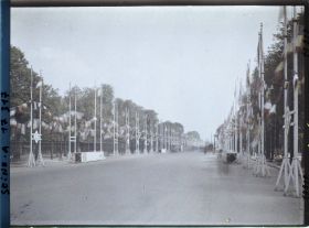 Image représentant L'avenue des Champs-Elysées décorée pour les fêtes de la Victoire des 13 et 14 juillet