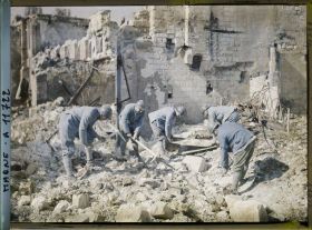 Image représentant France, Reims, Soldats du génie travaillant dans les ruines