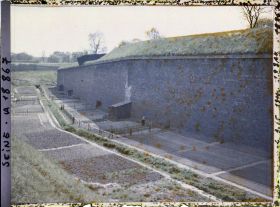 Image représentant Les jardins ouvriers aux pieds des fortifications, à la porte de Saint-Mandé