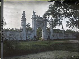 Image représentant L'entrée du domaine de Thai-ha, ancienne propriété de Hoang Cao Khai, dernier Kinh lu'o'c (vice-roi) du Tonkin