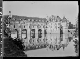 Image représentant Le château se reflétant sur le Cher