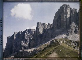 Image représentant La chaine de la Sella (Groupo di Sella ou Sellagruppe) depuis le col du Grödner (Grödner Joch ou passo Gardena)