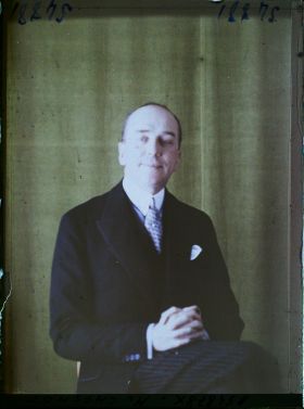 Image représentant https://musee-albert-kahn.s-museum.fr/home/NWQ2OTAwYzNmYjZlZTk1ZWQwODJmMjY4L2dlbmVyaWMtbm90aWNlLXRhYi9hdXRob3JpdHkvNjE3YTc5ZjVjZjhiODk2OGIzMzM3ZDIx/5d6900c3fb6ee95ed082f268/generic-notice-tab/authority/617a79ebcf8b8968b3336ad5 Monsieur Chesnot