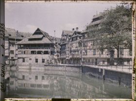 Image représentant La Maison des Tanneurs et la place Benjmain-Zix, au bord de l'Ill, quartier de la petite France