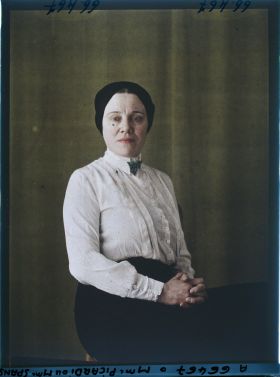 Image représentant https://musee-albert-kahn.s-museum.fr/home/NWQ2OTAwYzNmYjZlZTk1ZWQwODJmMjY4L2dlbmVyaWMtbm90aWNlLXRhYi9hdXRob3JpdHkvNjE3YTc5ZjVjZjhiODk2OGIzMzM3ZDIx/5d6900c3fb6ee95ed082f268/generic-notice-tab/authority/617a79ebcf8b8968b3337598 Madame Piccardi ou Madame Spans