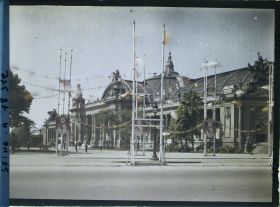Image représentant Le Grand Palais et l'avenue des Champs-Elysées décorés après les fêtes de la Victoire des 13 et 14 juillet 1919