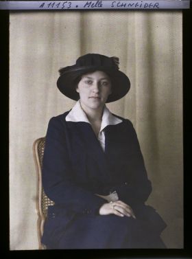 Image représentant https://musee-albert-kahn.s-museum.fr/home/NWQ2OTAwYzNmYjZlZTk1ZWQwODJmMjY4L2dlbmVyaWMtbm90aWNlLXRhYi9hdXRob3JpdHkvNjE3YTc5ZjVjZjhiODk2OGIzMzM3ZDIx/5d6900c3fb6ee95ed082f268/generic-notice-tab/authority/617a79ebcf8b8968b33377c1 Mademoiselle Schneider