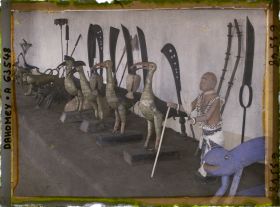 Image représentant Emblèmes des rois défunts au palais de  null Glélé (dans l'adandjèho, " case de courage ")