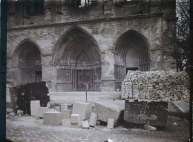 Image représentant France, Soissons, Porches de la Cathédrale et matériaux de Construction