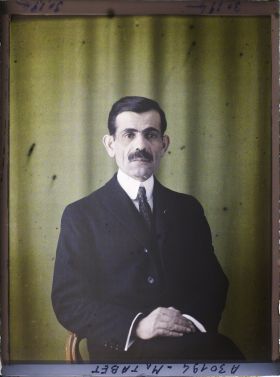 Image représentant https://musee-albert-kahn.s-museum.fr/home/NWQ2OTAwYzNmYjZlZTk1ZWQwODJmMjY4L2dlbmVyaWMtbm90aWNlLXRhYi9hdXRob3JpdHkvNjE3YTc5ZjVjZjhiODk2OGIzMzM3ZDIx/5d6900c3fb6ee95ed082f268/generic-notice-tab/authority/617a79ebcf8b8968b3337819 Monsieur Ayyub Tabet