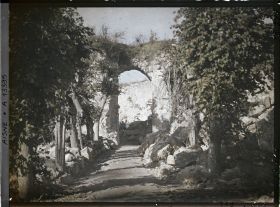 Image représentant France, Coucy le Chau, Porte extérieure