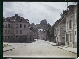Image représentant La rue de petit Andelys et le Château Gaillard