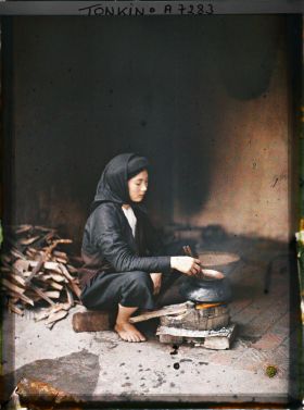 Image représentant Une jeune fille de la classe aisée, cuisant le riz
