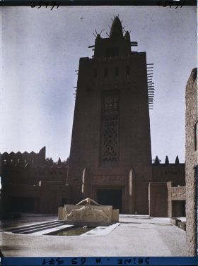 Image représentant L'Exposition Coloniale Internationale de 1931, la grande tour du palais de l'A.O.F. vue depuis la cour