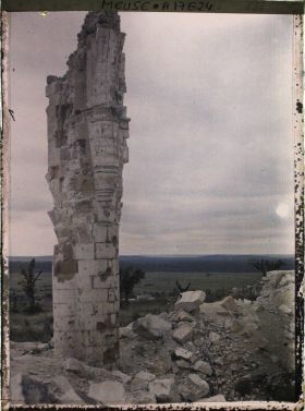 Image représentant France, Montfaucon, Le pilier de l'Eglise