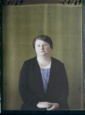Image représentant https://musee-albert-kahn.s-museum.fr/home/NWQ2OTAwYzNmYjZlZTk1ZWQwODJmMjY4L2dlbmVyaWMtbm90aWNlLXRhYi9hdXRob3JpdHkvNjE3YTc5ZjVjZjhiODk2OGIzMzM3ZDIx/5d6900c3fb6ee95ed082f268/generic-notice-tab/authority/617a79ebcf8b8968b3336d36 Madame Anna Fischer