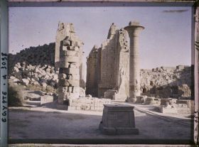 Image représentant Grande cour donnant sur les ruines du deuxième pylône du temple