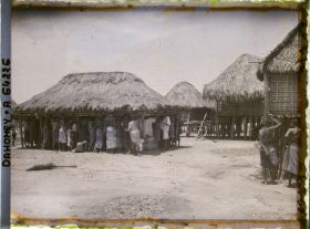 Image représentant Scène de palabre sous une case