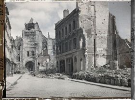 Image représentant France, St Quentin, L'Eglise St Quentin et la rue St André prises de la Place de l'Hotel de Ville