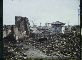 Image représentant Turquie, Ouchak, Un Coin du Quartier Sud incendié  autre aspect
