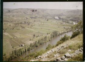 Image représentant France, Luzech, 1ère exactement à l'est au 1er plan village de les oustalé dans les vignes