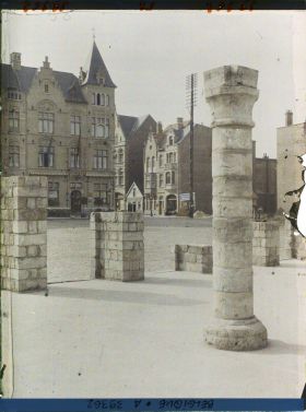 Image représentant Belgique, Ypres, Entrée de la Rue de Lille et ruines des Halles