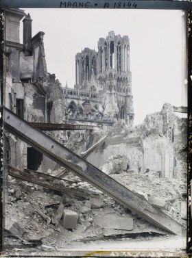 Image représentant France, Reims, La Cathédrale vue de la rue Carnot