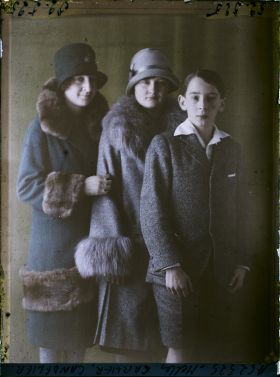 Image représentant https://musee-albert-kahn.s-museum.fr/home/NWQ2OTAwYzNmYjZlZTk1ZWQwODJmMjY4L2dlbmVyaWMtbm90aWNlLXRhYi9hdXRob3JpdHkvNjE3YTc5ZjVjZjhiODk2OGIzMzM3ZDIx/5d6900c3fb6ee95ed082f268/generic-notice-tab/authority/617a79ebcf8b8968b3336a31 Mademoiselle Carlier ,  https://musee-albert-kahn.s-museum.fr/home/NWQ2OTAwYzNmYjZlZTk1ZWQwODJmMjY4L2dlbmVyaWMtbm90aWNlLXRhYi9hdXRob3JpdHkvNjE3YTc5ZjVjZjhiODk2OGIzMzM3ZDIx/5d6900c3fb6ee95ed082f268/generic-notice-tab/authority/617a79ebcf8b8968b3336a20 Mademoiselle Caudrelier  et  https://musee-albert-kahn.s-museum.fr/home/NWQ2OTAwYzNmYjZlZTk1ZWQwODJmMjY4L2dlbmVyaWMtbm90aWNlLXRhYi9hdXRob3JpdHkvNjE3YTc5ZjVjZjhiODk2OGIzMzM3ZDIx/5d6900c3fb6ee95ed082f268/generic-notice-tab/authority/617a79ebcf8b8968b3336885 Louis Caudrelier-Bénac