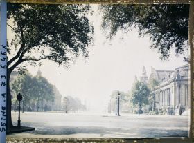 Image représentant L'ancienne avenue Nicolas II (actuelle avenue Winston Churchill), le Petit Palais et le Grand Palais