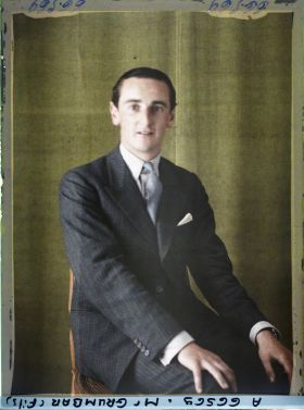 Image représentant https://musee-albert-kahn.s-museum.fr/home/NWQ2OTAwYzNmYjZlZTk1ZWQwODJmMjY4L2dlbmVyaWMtbm90aWNlLXRhYi9hdXRob3JpdHkvNjE3YTc5ZjVjZjhiODk2OGIzMzM3ZDIx/5d6900c3fb6ee95ed082f268/generic-notice-tab/authority/617a79ebcf8b8968b3336dea Monsieur Grumbar fils