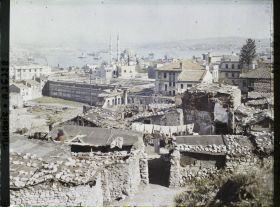 Image représentant Le quartier d'Eminönü avec la Yeni Camii ou Valide Sultan Camii ("mosquée neuve" ou "mosquée de la sultane Mère") et au fond, le Bosphore
