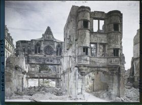 Image représentant France, Reims, Coté Nord de la Cathédrale vu depuis la rue Carnot, au 1er plan, Vieille Maison à tourelle