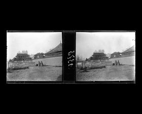 Image représentant L'enceinte d'une cour et le mur d'enceinte du parc impérial à l'ouest de Beihai ("lac du Nord")
