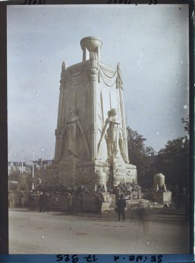 Image représentant Le cénotaphe élevé en mémoire des morts pour la patrie place de l'Etoile pour les fêtes de la Victoire des 13 et 14 juillet