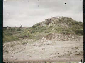 Image représentant France, Neuville-St-Vaast, Ce qui reste de l'Eglise dans le fond nouveau Village
