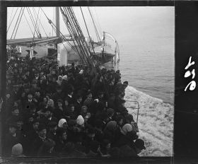 Image représentant La foule des émigrants sur l'entrepont dans l'attente du débarquement à New-York