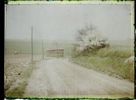 Image représentant Ile de France, Vallangoujard, Meules de blé sur le terrain de la récolte - Le terrain non préparé pour la nouvelle récolte