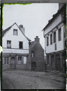Image représentant La rue Ernest Renan, avec à droite la maison natale d'Ernest Renan