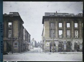 Image représentant France, Reims, L'Hôtel de Ville et la rue prises depuis la Place Royale