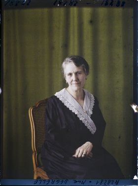 Image représentant https://musee-albert-kahn.s-museum.fr/home/NWQ2OTAwYzNmYjZlZTk1ZWQwODJmMjY4L2dlbmVyaWMtbm90aWNlLXRhYi9hdXRob3JpdHkvNjE3YTc5ZjVjZjhiODk2OGIzMzM3ZDIx/5d6900c3fb6ee95ed082f268/generic-notice-tab/authority/617a79ebcf8b8968b3336ba4 Madame Clovis Degrelle