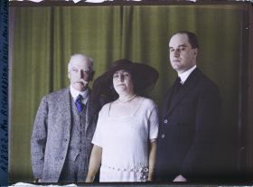 Image représentant Messieurs  https://musee-albert-kahn.s-museum.fr/home/NWQ2OTAwYzNmYjZlZTk1ZWQwODJmMjY4L2dlbmVyaWMtbm90aWNlLXRhYi9hdXRob3JpdHkvNjE3YTc5ZjVjZjhiODk2OGIzMzM3ZDIx/5d6900c3fb6ee95ed082f268/generic-notice-tab/authority/617a79ebcf8b8968b333766a Richardson et  https://musee-albert-kahn.s-museum.fr/home/NWQ2OTAwYzNmYjZlZTk1ZWQwODJmMjY4L2dlbmVyaWMtbm90aWNlLXRhYi9hdXRob3JpdHkvNjE3YTc5ZjVjZjhiODk2OGIzMzM3ZDIx/5d6900c3fb6ee95ed082f268/generic-notice-tab/authority/617a79ebcf8b8968b3336f9e Irish en compagnie de madame  https://musee-albert-kahn.s-museum.fr/home/NWQ2OTAwYzNmYjZlZTk1ZWQwODJmMjY4L2dlbmVyaWMtbm90aWNlLXRhYi9hdXRob3JpdHkvNjE3YTc5ZjVjZjhiODk2OGIzMzM3ZDIx/5d6900c3fb6ee95ed082f268/generic-notice-tab/authority/617a79ebcf8b8968b3336f02 Hilton