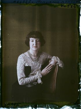 Image représentant https://musee-albert-kahn.s-museum.fr/home/NWQ2OTAwYzNmYjZlZTk1ZWQwODJmMjY4L2dlbmVyaWMtbm90aWNlLXRhYi9hdXRob3JpdHkvNjE3YTc5ZjVjZjhiODk2OGIzMzM3ZDIx/5d6900c3fb6ee95ed082f268/generic-notice-tab/authority/617a79ebcf8b8968b33373d9 Mademoiselle Maryvonne Méheut