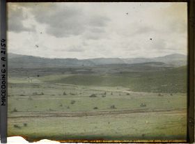 Image représentant Plaine de Rezna avec à droite des collines couvertes de maquis de chênes