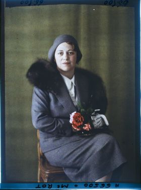 Image représentant https://musee-albert-kahn.s-museum.fr/home/NWQ2OTAwYzNmYjZlZTk1ZWQwODJmMjY4L2dlbmVyaWMtbm90aWNlLXRhYi9hdXRob3JpdHkvNjE3YTc5ZjVjZjhiODk2OGIzMzM3ZDIx/5d6900c3fb6ee95ed082f268/generic-notice-tab/authority/617a79ebcf8b8968b33376fc Madame Rot