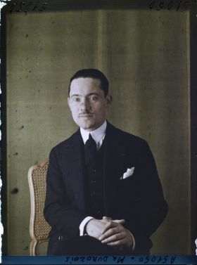 Image représentant L'officier d'ordonnance Maurice  https://musee-albert-kahn.s-museum.fr/home/NWQ2OTAwYzNmYjZlZTk1ZWQwODJmMjY4L2dlbmVyaWMtbm90aWNlLXRhYi9hdXRob3JpdHkvNjE3YTc5ZjVjZjhiODk2OGIzMzM3ZDIx/5d6900c3fb6ee95ed082f268/generic-notice-tab/authority/617a79ebcf8b8968b3336c00 Durosoy
