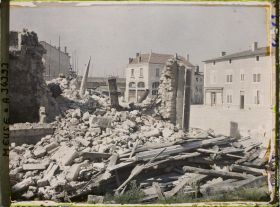 Image représentant France, St Mihiel, Ruines et Reconstructions, Place des Halles.
