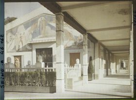Image représentant L'Exposition des arts décoratifs, Galeries des sections étrangères, à gauche le patio Bouchard