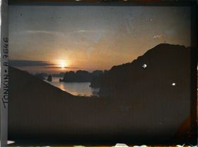 Image représentant Un lever de soleil sur Hon-gai et les rochers environnants